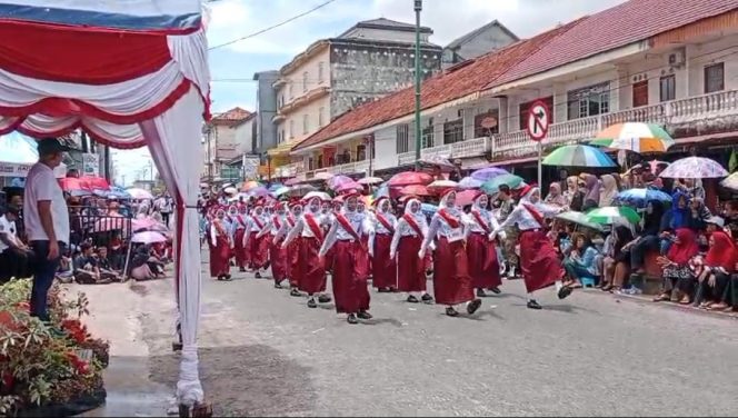
 Peserta pawai baris berbaris tingkat SD di Kabupaten Bangka Selatan, Senin 18 Agustus 2025. (Foto: Babeltimes.co/Erik)