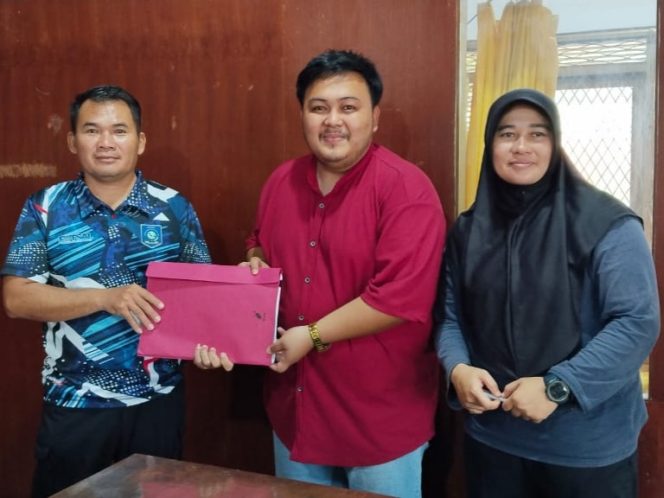 
 Andri Fahrial (baju merah) resmi mendaftar sebagai calon ketua KONI Bangka Selatan periode 2025-2029. (Foto: babeltimes.co/istimewa)