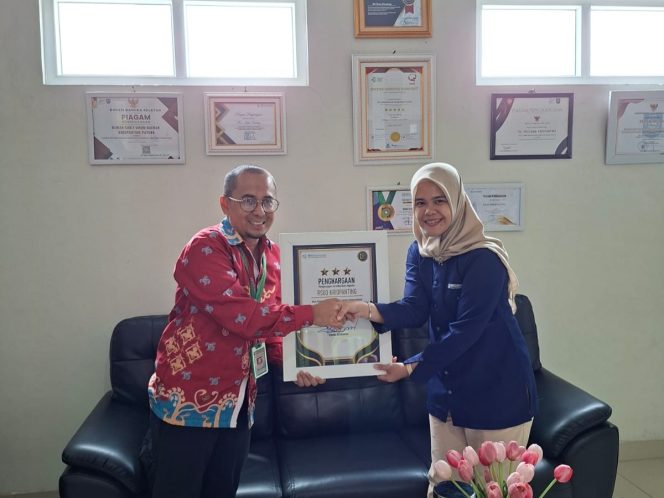 
 Direktur RSUD Kriopanting Payung Kabupaten Bangka Selatan menerima penghargaan dari BPJS Kesehatan, Kamis 25 September 2025. (Foto: babeltimes.co/dok.RSUD Kriopanting)