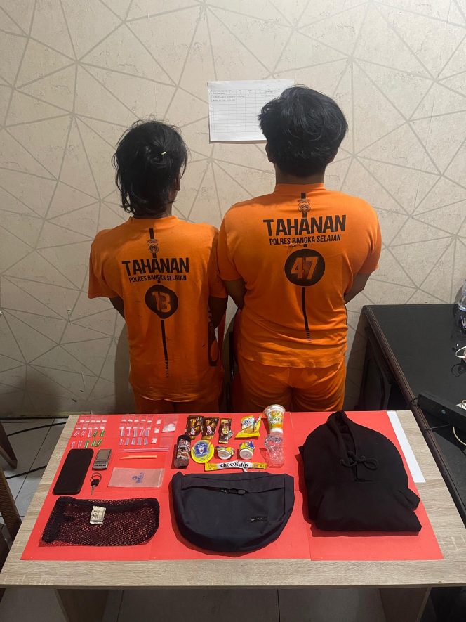 
 Dua tersangka penyalahgunaan narkoba beserta sejumlah barang bukti diamankan Satres Narkoba Polres Bangka Selatan, Minggu 9 November 2025. (Foto: babeltimes.co/Ho-Humas Polres)