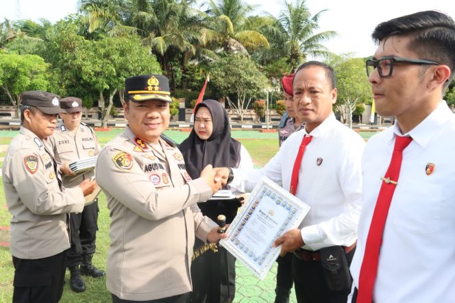 
 Kapolres Bangka Selatan AKBP Agus Arif Wijayanto memberikan penghargaan kepada 21 personel yang berprestasi dalam melaksanakan tugas, Selasa 11 November 2025.