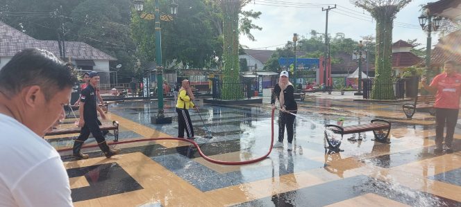 
 Wabup Debby Ajak Masyarakat Jaga Kebersihan Lingkungan di Fasilitas Publik