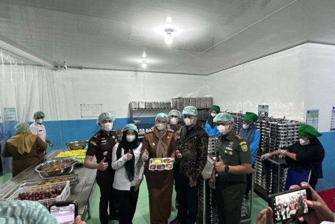 
 Pendistribusian Perdana MBG, Wabup: MBG Harus Dirasakan Seluruh Anak Sekolah di Bangka Selatan