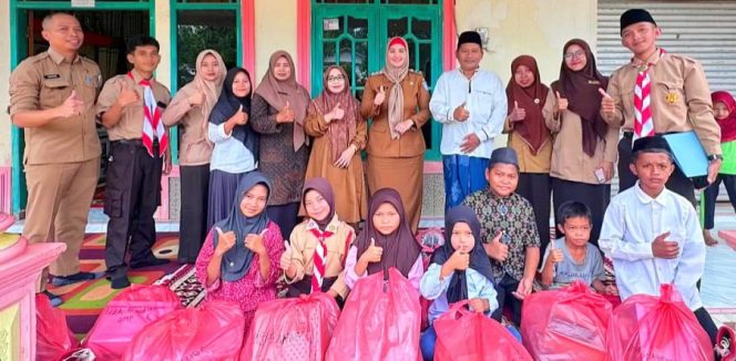 
 Wabup Debby Serahkan Bantuan Sandang untuk Anak Yatim Piatu di Desa Sidoharjo
