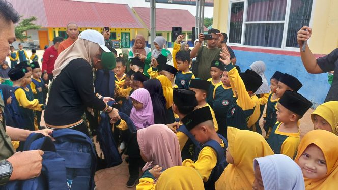 
 Dukung Pendidikan di Bangka Selatan, Wabup Debby Serahkan Bantuan Perlengkapan Sekolah Gratis