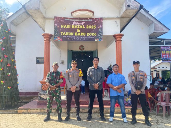 
 Personel Polres Bangka Selatan dan Polsek Jajaran melakukan pengamanan di sejumlah gereja di daerah itu untuk memberikan rasa aman kepada aumat kristiani yang melaksanakan ibadah Natal. (Foto: babeltimes.co/Ho-Humas Polres)