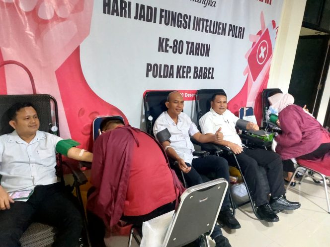 
 Personel Dit Intelkam Polda Bangka Belitung mengikuti kegiatan donor darah dalam rangka memperingati Hari Jadi Fungsi Intelijen Polri ke-80, Selasa 30 Desember 2025. (Foto: babeltimes.co/ist)