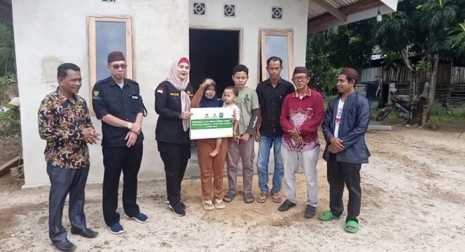 
 Serahkan Kunci Rumah Layak Huni, Wabup Debby: Semoga Bermanfaat dan Memberikan Kenyamanan