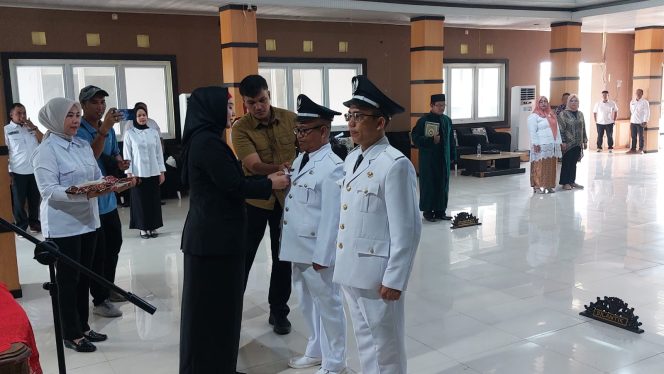 
 Wabup Debby Ingatkan Hal ini Kepada Dua Pj Kades yang Baru Dilantik