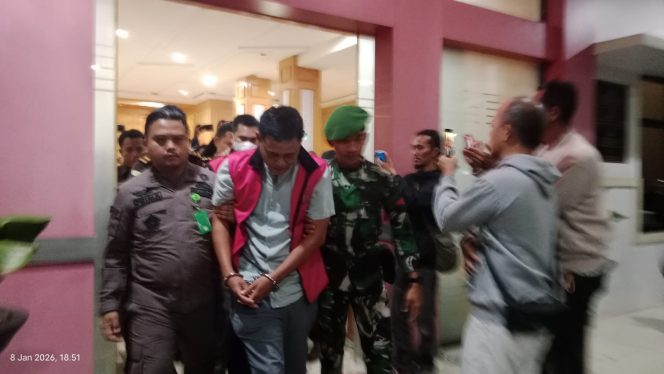 
 Dua tersangka baru dalam kasus mafia tanah di Kecamatan Lepar Pongok digiring ke mobil Tanahan Kejari Bangka Selatan untuk dibawa ke Lapas Kelas II Pangkalpinang, Kamis 8 Januari 2025. (Foto: babeltimes.co/Arul)