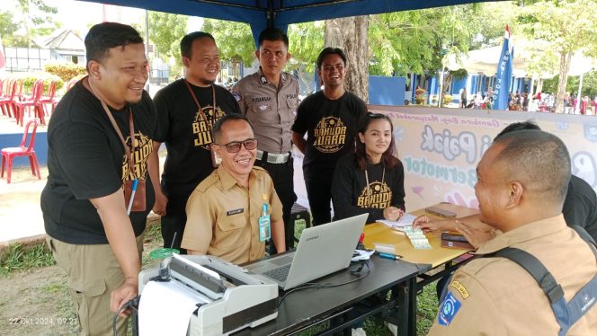 
 UPT Samsat Toboali, Bangka Selatan melakukan pelayanan jemput bola pembayaran pajak kendaraan. (Foto: babetimes.co/Arul)