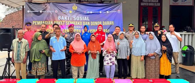 
 Foto bersama masyarakat dalam kegiatan bakti sosial yang digelar oleh Pemkab Bangka Selatan bersama Lanal Babel dan PMI, Jumat 16 Januari 2026. (Foto: babeltimes.co/Ho-diskominfo)