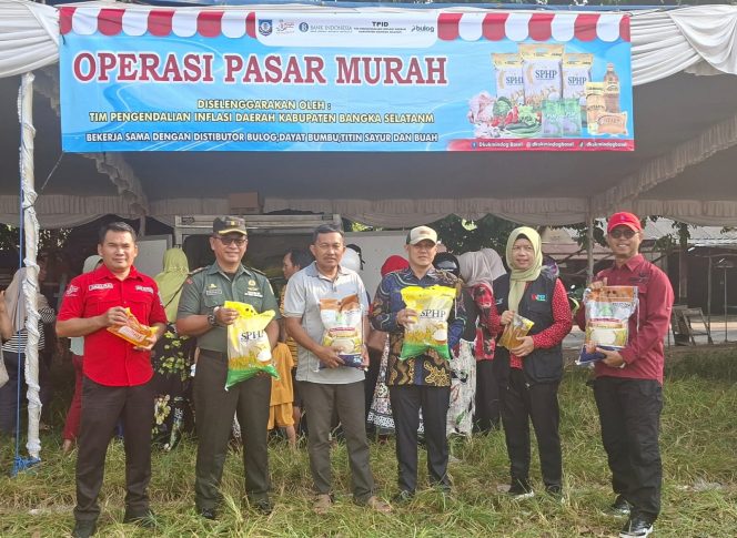 
 Tim Pengendalian Inflasi Daerah (TPID) Bangka Selatan menggelar pasar murah untuk menjaga stabilitas harga dan menekan inflasi. (Foto: babeltimes.co/ist)