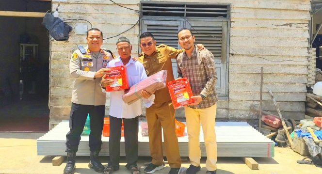 
 Bupati Bangka Selatan Riza Herdavid bersama Kapolres AKBP Agus Arif Wijayanto menyalurkan bantuan kepada masyarakat yang terkena musibah akibat cuaca ekstrem, Senin 9 Februari 2026. (Foto: babeltimes.co/ist)
