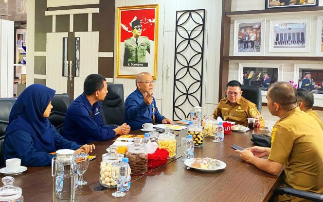 
 Bupati Bangka Selatan Riza Herdavid menerima kunjungan kerja BPS di ruang kerjanya, Senin 9 Februari 2026. (Foto: babeltimes.co/Ho-diskominfo Basel)