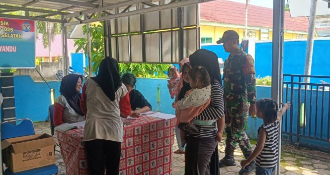 
 Personel Satgas TMMD ke-127 Kodim 0432 Bangka Selatan bersama tim kesehatan Puskesmas memberikan penyuluhan kesehatan kepada masyarakat di Desa Penutuk, Kamis 12 Februari 2026. (Foto: babeltimes.co/Ho-Humas Kodim 0432 Basel)