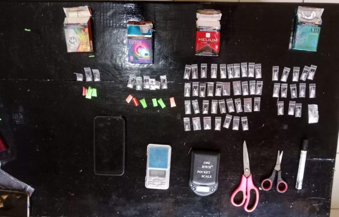 
 Sejumlah barang bukti narkotika berhasil diamankan polisi dari terduga pelaku FS (22 tahun). (Foto: babeltimes.co/Ho-Humas Polres Babar)