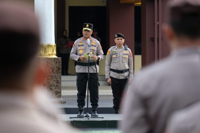 
 Kapolda Kepulauan Bangka Belitung Irjen Pol Viktor T. Sihombing saat memimpin apel siaga Kamtibmas di halaman Mapolda, Senin 23 Februari 2026. (Foto: babeltimes.co/HO-Humas Polres Basel)