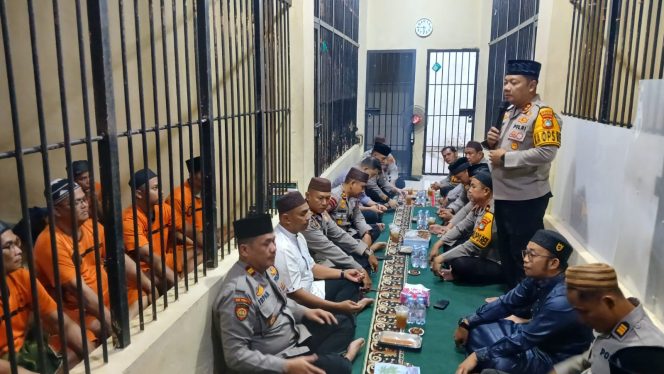 
 Kapolres Bangka Selatan AKBP Agus Arif Wijayanto bersama PJU Polres buka puasa bersama tananan, Senin 23 Februari 2026. (Foto: babeltimes.co/HO-Humas Polres Basel)