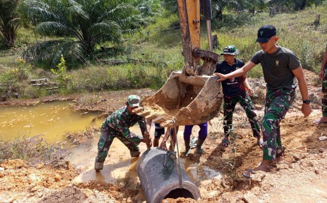
 Personel Satgas TMMD Kodim 0432 Bangka Selatan mempercepat pengerjaan siring jalan di Desa Penutuk, Selasa 24 Februari 2026. (Foto: babeltimes.co/Ho-Pendim 0432 Basel)