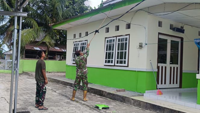 
 Personel Satgas TMMD ke-127 Kodim 0432 Bangka Selatan melakukan pengerjaan rehab mushola Al Munawar Desa Penutuk Kecamatan Lepar. (Foto: babeltimes.co/Ho-Pendim 0432 Basel)