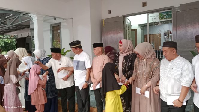 
 Bupati Bangka Selatan Riza Herdavid bersama DPR RI Rudianto Tjen membagikan santuan kepada ratusan anak yatim pada acara buka puasa bersama di rumah dinas Bupati, Senin sore 2 Maret 2026. (Foto: babeltimes.co/Arul)