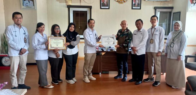 
 Sekretaris Daerah Bangka Selatan Hefi Nuranda menerima penghargaan yang diberikan oleh BPOM Pangkalpinang, Rabu 11 Maret 2026. (Foto: babeltimes.co/Ho-Diskominfo Basel)