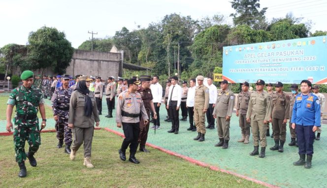 
 Kapolres Bangka Selatan AKBP Agus Arif Wijayanto mengecek kesiapan personel yang akan melaksanakan operasi ketupat 2026, Kamis 12 Maret 2026. (Foto: babeltimes.co/Ho-Humas Polres Bangka Selatan)