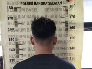AK (26 tahun) diamankan Satreskrim Polres Bangka Selatan lantaran diduga melakukan tindak pidana kekerasan dalam rumah tangga (KDRT) terhadap istrinya. (Foto: babeltimes.co/Ho-Humas Polres Bangka Selatan)