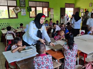 Wakil Bupati Bangka Selatan Debby Vita Dewi meninjau progam MBG di Kecamatan Tukak Sadai guna memastikan program tersebut berjalan optimal dan tetap sasaran, Rabu 1 April 2026. (Foto: babeltimes.co/Ho-Diskominfo Basel)