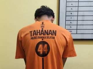 Seorang pemuda berinisial DA (21 tahun) warga Desa Sidoharjo Kecamatan Airgegas, Bangka Selatan diringkus Satresnarkoba Polres Bangka Selatan lantaran diduga menjadi pengedar narkoba, Jumat 17 April 2026. (Foto: babeltimes.co/Ho-Humas Polres Basel)
