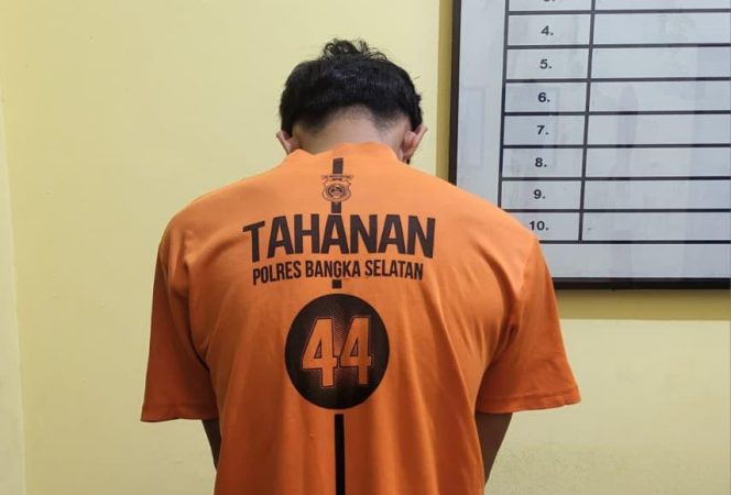 
 Seorang pemuda berinisial DA (21 tahun) warga Desa Sidoharjo Kecamatan Airgegas, Bangka Selatan diringkus Satresnarkoba Polres Bangka Selatan lantaran diduga menjadi pengedar narkoba, Jumat 17 April 2026. (Foto: babeltimes.co/Ho-Humas Polres Basel)