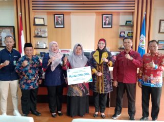 Wakil Bupati Bangka Selatan Debby Vita Dewi bersama Kepala BPJS Ketenagakerjaan Pangkalpinang Evi Heliyati Rachmat menyerahkan santuan kematian kepada ahli waris almarhum Aminanto selaku Kepala Desa Sidoharjo Kecamatan Airgegas Bangka, Selasa 21 April 2026. (Foto: babeltimes.co/Arul)