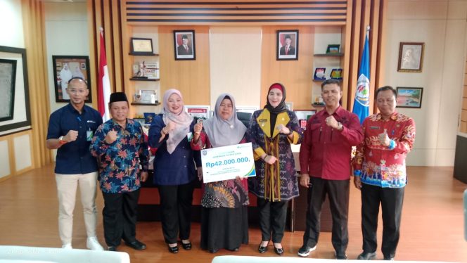 
 Wakil Bupati Bangka Selatan Debby Vita Dewi bersama Kepala BPJS Ketenagakerjaan Pangkalpinang Evi Heliyati Rachmat menyerahkan santuan kematian kepada ahli waris almarhum Aminanto selaku Kepala Desa Sidoharjo Kecamatan Airgegas Bangka, Selasa 21 April 2026. (Foto: babeltimes.co/Arul)