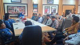 Wakil Bupati Bangka Selatan Debby Vita Dewi menerima kunjungan Kepala OJK Provinsi Kepulauan Bangka Belitung guna membahas rencana rekor muri pembuatan terasi di acara Kemilau Pesona, Senin 27 April 2026. (Foto: babeltimes.co/Ho-Diskominfo Basel)