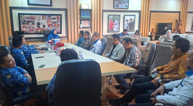 Wakil Bupati Bangka Selatan Debby Vita Dewi menerima kunjungan Kepala OJK Provinsi Kepulauan Bangka Belitung guna membahas rencana rekor muri pembuatan terasi di acara Kemilau Pesona, Senin 27 April 2026. (Foto: babeltimes.co/Ho-Diskominfo Basel)