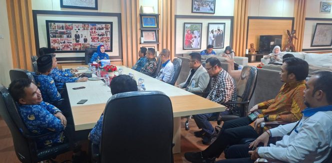 
 Wakil Bupati Bangka Selatan Debby Vita Dewi menerima kunjungan Kepala OJK Provinsi Kepulauan Bangka Belitung guna membahas rencana rekor muri pembuatan terasi di acara Kemilau Pesona, Senin 27 April 2026. (Foto: babeltimes.co/Ho-Diskominfo Basel)