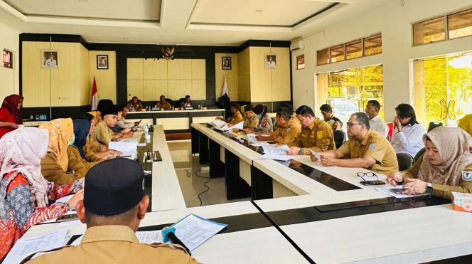 
 Rapat koordinasi persiapan keberangkatan Jamaah calon haji Bangka Selatan tahun 2026 di ruang Rapat Gunung Namak Sekretariat Daerah Bangka Selatan, Selasa 28 April 2026. (Foto: babeltimes.co/Ho-Diskominfo Basel)