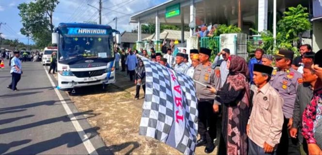 
 Wakil Bupati Bangka Selatan Debby Vita Dewi melepas keberangkatan jamaah calon haji yang tergabung di kelompok terbang 8 menuju Asrama Haji di Pangkalpinang, Jumat 1 Mei 2026 di Masjid Nurunnajah Desa Gadung. (Foto: babeltimes.co/Ho-Diskominfo Basel)