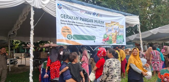 
 Pemkab Bangka Selatan, Provinsi Kepulauan Bangka Belitung menggelar gerakan pangan murah untuk menjaga stabilitas harga dan menekan inflasi, Senin 18 Mei 2026. (Foto: babeltimes.co/Ho-Diskominfo Basel)