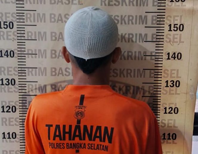 
 Tersangka persetubuhan anak dibawah umur di Bangka Selatan diringkus Satreskrim Polres Bangka Selatan. (Foto: babeltimes.co/Ho-Humas Polres Basel)