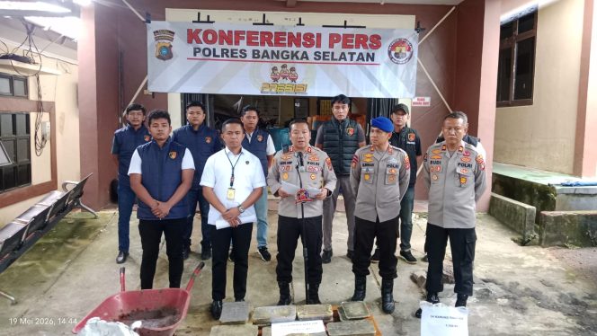 
 Polres Bangka Selatan menggelar konferensi pers ungkap kasus peleburan timah ilegal di Desa Tukak, Kecamatan Tukak Sadai, Bangka Selatan, Selasa 18 Mei 2026. (Foto: babeltimes.co/Arul)