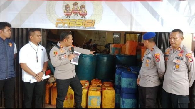 
 Kapolres Bangka Selatan AKBP Agus Arif Wijayanto menunjukkan barang bukti BBM Subsidi jenis Solar yang berhasil diamankan di Perairan Laut Penutuk, Kecamatan Lepar, Bangka Selatan saat konferensi pers di Mapolres, Selasa 19 Mei 2026. (Foto: babeltimes.co/Arul)