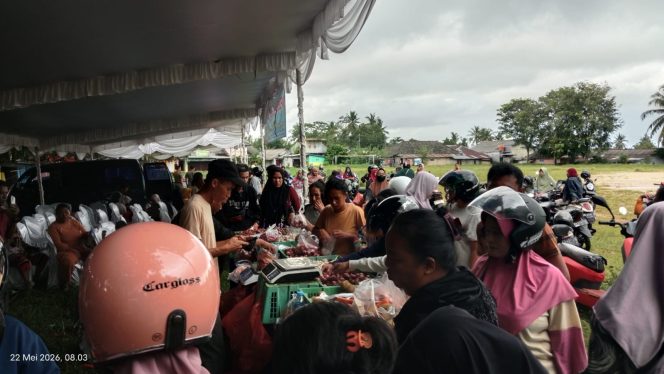 
 Masyarakat serbu bahan pokok di pasar murah yang digelar Pemkab Bangka Selatan, Jumat 22 Mei 2026 di lapangan Merdeka Toboali. (Foto: babeltimes.co/Arif)