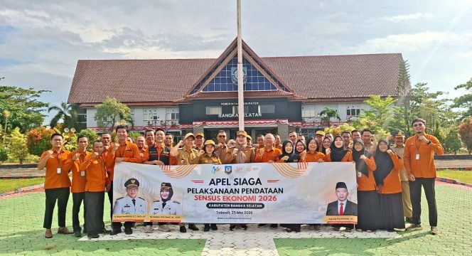
 Wakil Bupati Bangka Selatan Debby Vita Dewi berfoto bersama dengan petugas pendataan sensus ekonomi BPS Bangka Selatan, Senin 25 Mei 2026. (Foto: babeltimes.co/Ho-Diskominfo Basel)