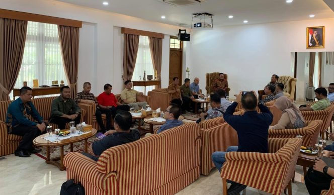 
 Bupati Bangka Selatan Riza Herdavid melakukan kunjungan ke Kantor PT Timah Tbk di Pangkalpinang. (Foto: babeltimes.co/Ho-Diskominfo Basel)