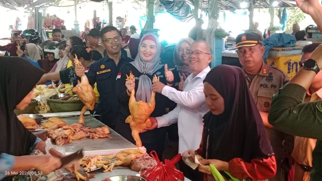 
 Wakil Bupati Bangka Selatan Debby Vita Dewi mengecek harga bahan pokok di Pasar Terminal Toboali Bangka Selatan, Selasa 26 Mei 2026. (Foto: babeltimes.co/Arif)