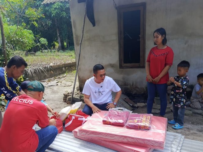 
 Bupati Bangka Selatan Riza Herdavid didampingi Sekretaris Daerah Hefi Nuranda beserta sejumlah kepala OPD Pemkab Bangka Selatan menyerahkan bantuan korban musibah kebakaran di Desa Keposang, Kecamatan Toboali, Sabtu 30 Mei 2026. (Foto: babeltimes.co/Ho-Diskominfo Bangka Selatan)
