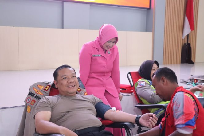 
 Kapolres Bangka Selatan AKBP Agus Arif Wijayanto melakukan donor darah dalam rangka HUT Bhayangkara Ke-80 guna membantu masyarakat yang membutuhkan darah, Kamis 18 Juni 2026. (Foto: babeltimes.co/Ho-Humas Polres)