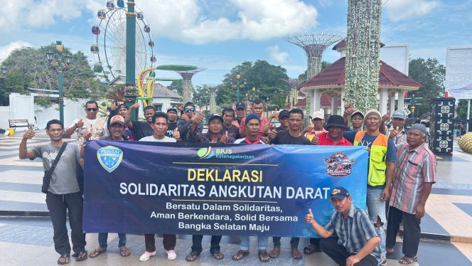 
 Komunitas Solidaritas Angkutan Darat Kabupaten Bangka Selatan gelar Deklarasi di kawasan Simpang Lima Toboali, Senin 29 Juli 2026. (Foto: babeltimes.co/dok.pribadi)